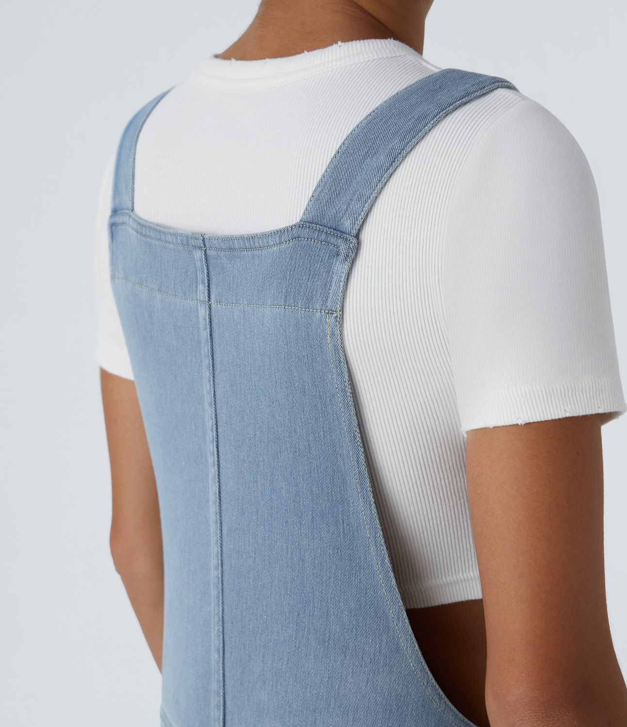 Salopette décontractée Halara Flex™ en denim extensible délavé, col V et poches latérales