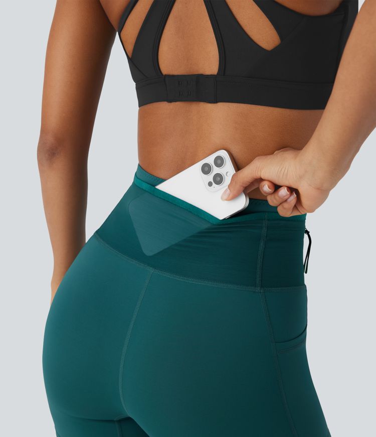 Shorts tipo biker de running SpeedWave™ de tiro alto moldeador abdominal  con malla de contraste y de secado rápido en longitud 12,7cm y bolsillos 360°