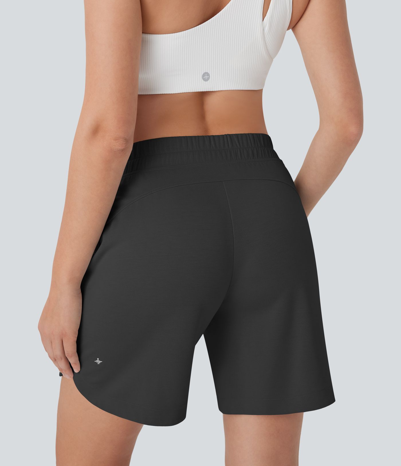 Yoga-Bermudashorts mit mittelhohem Bund, Seitentaschen und abgerundetem Saum