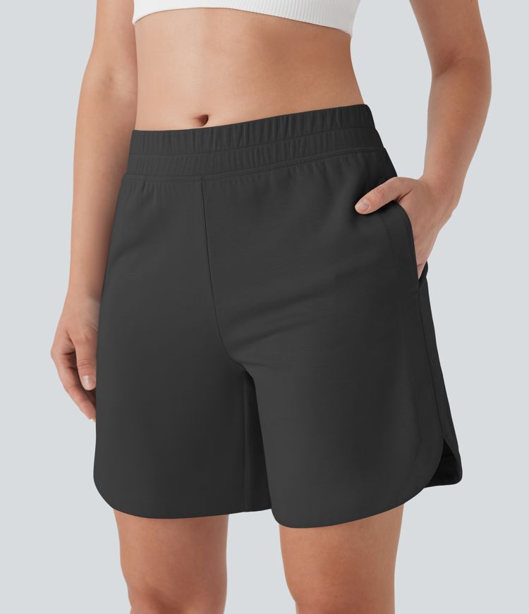 Yoga-Bermudashorts mit mittelhohem Bund, Seitentaschen und abgerundetem Saum