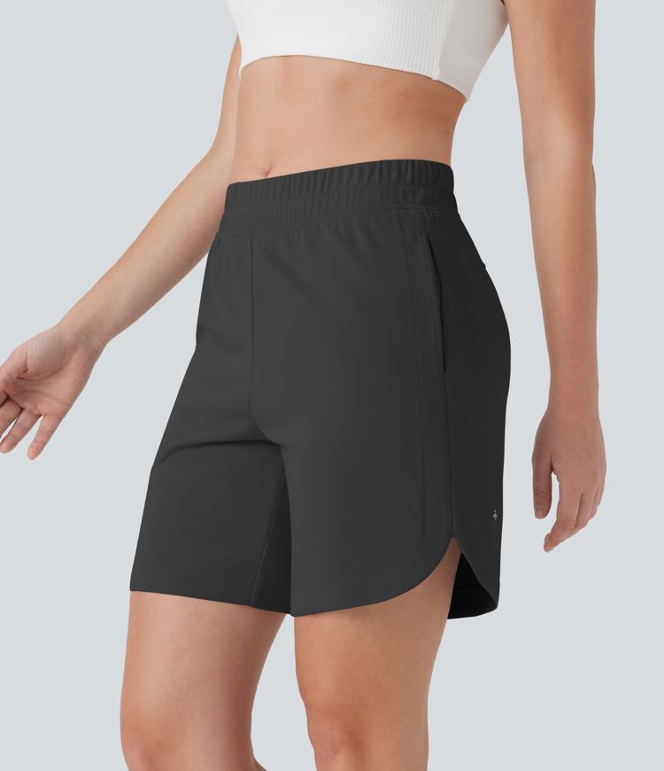 Yoga-Bermudashorts mit mittelhohem Bund, Seitentaschen und abgerundetem Saum