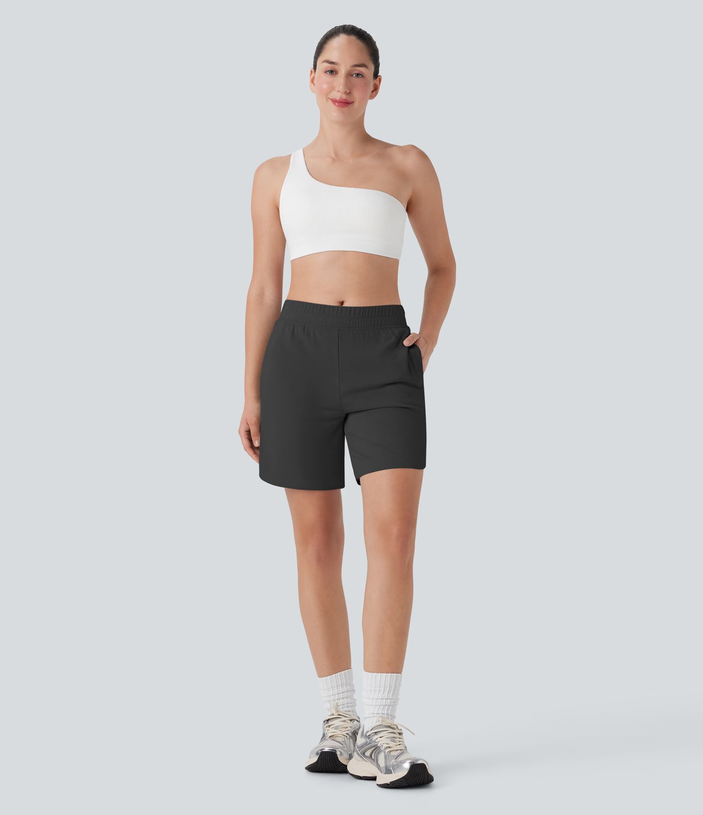 Yoga-Bermudashorts mit mittelhohem Bund, Seitentaschen und abgerundetem Saum