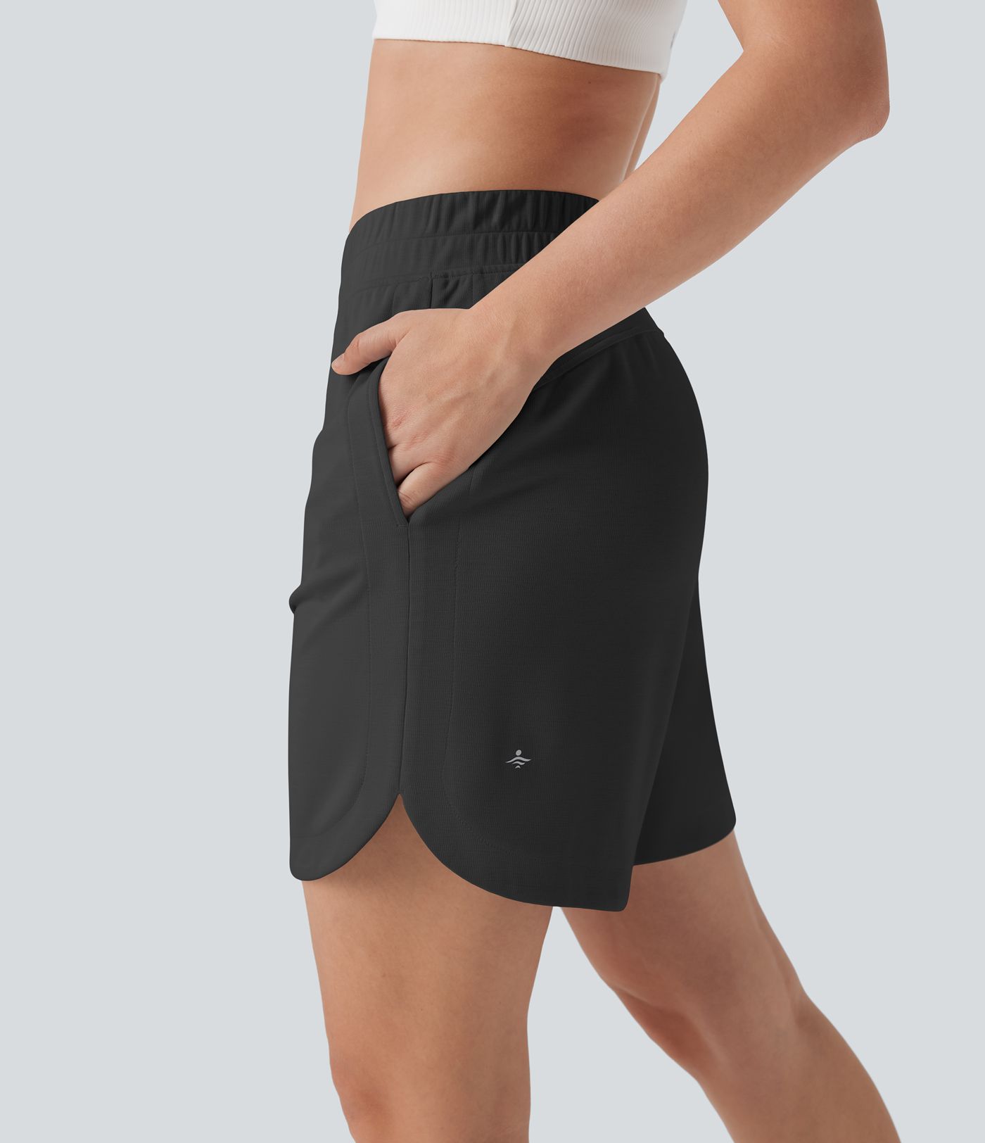 Yoga-Bermudashorts mit mittelhohem Bund, Seitentaschen und abgerundetem Saum