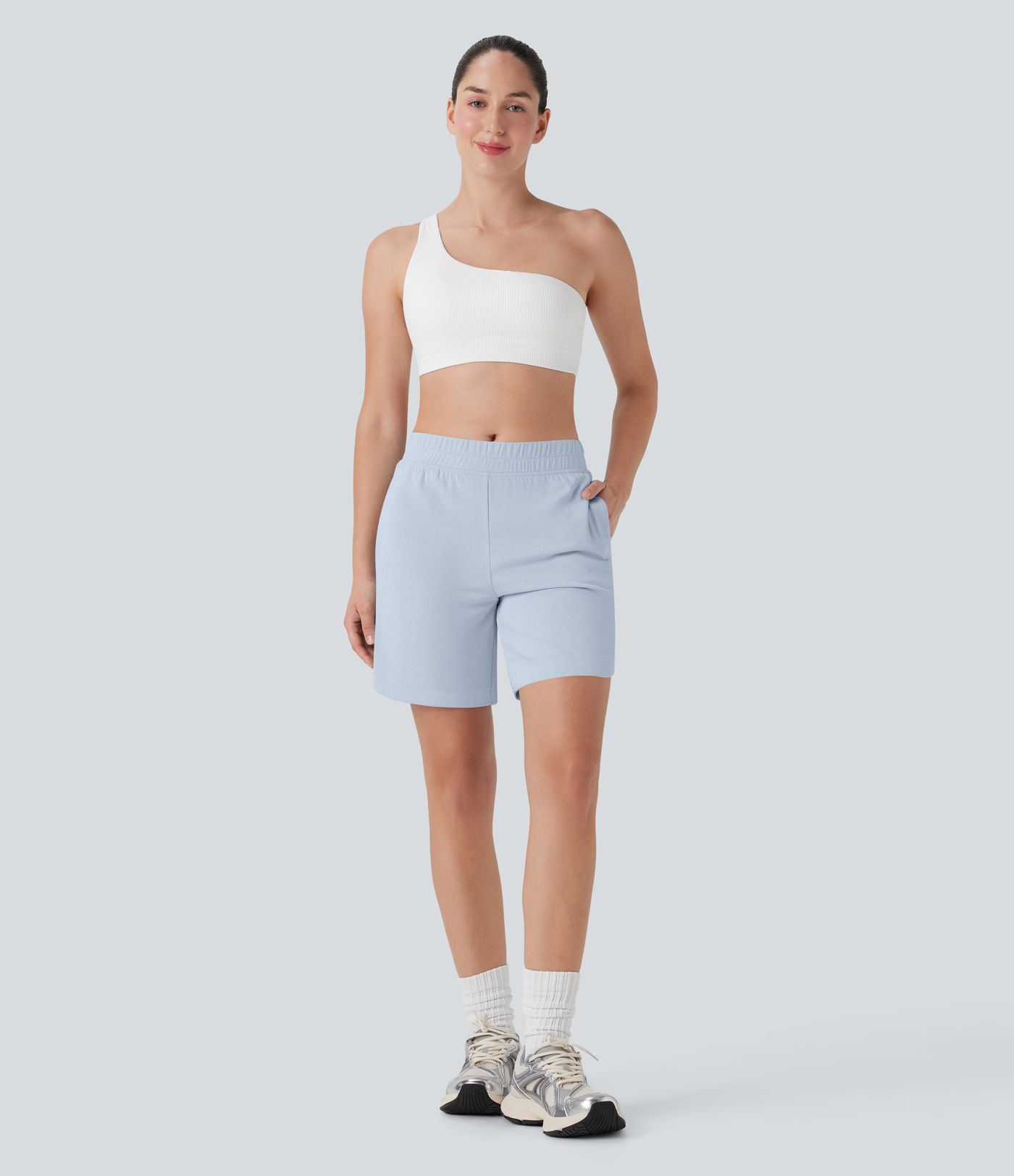 Bermudas de yoga con cintura media, bolsillos laterales y dobladillo curvo