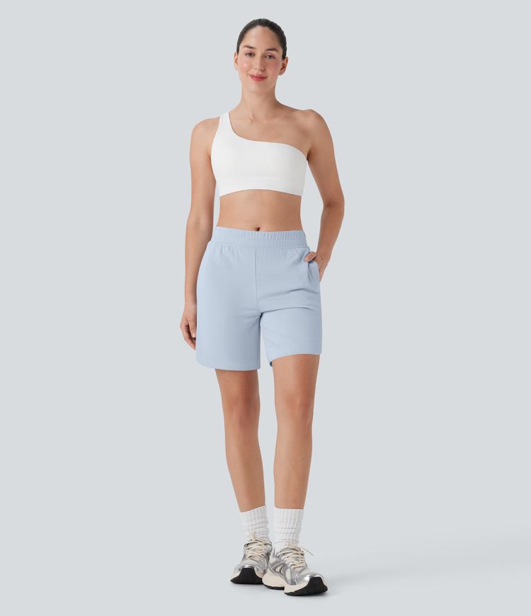 Bermudas de yoga con cintura media, bolsillos laterales y dobladillo curvo