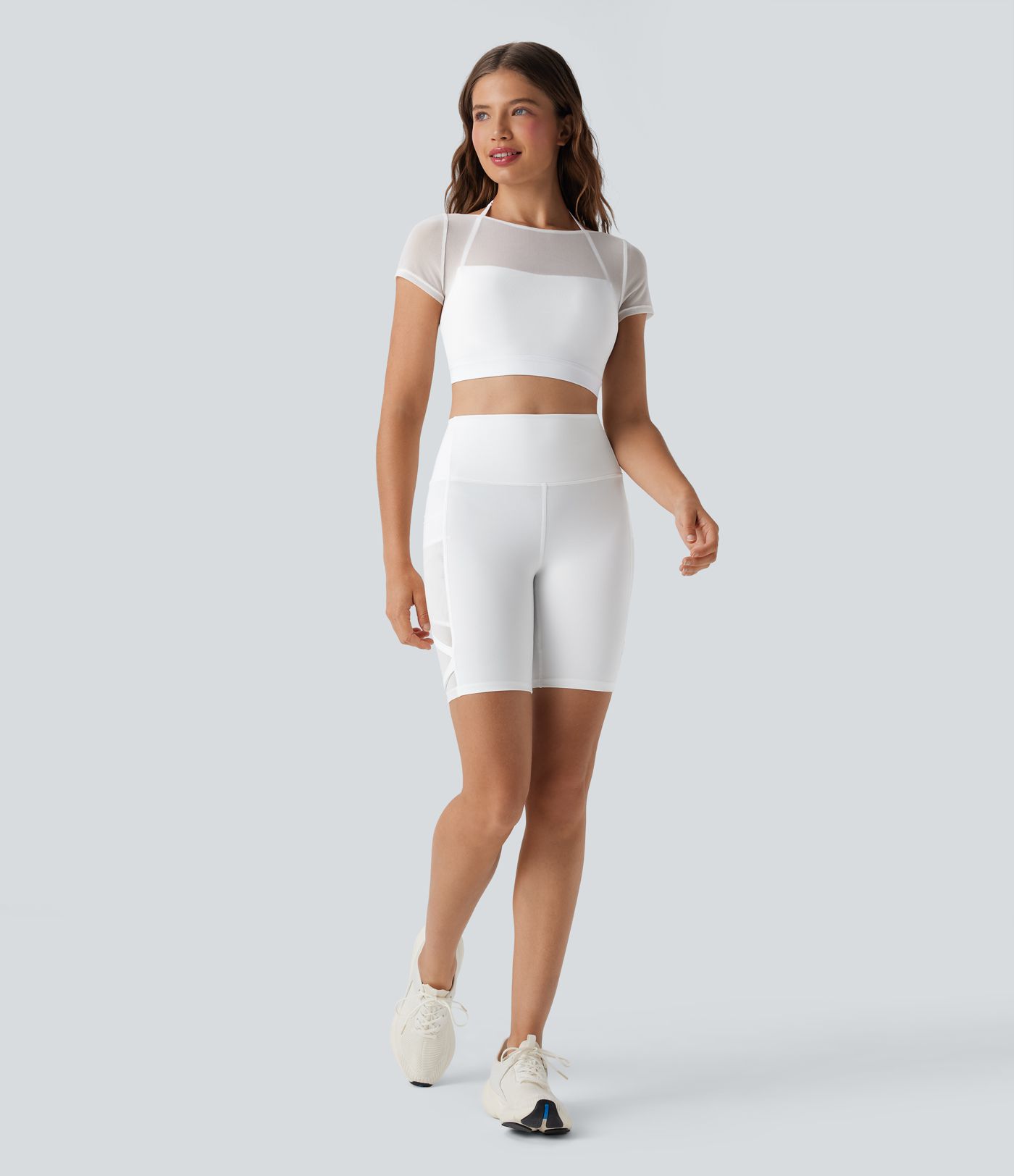 Rückenfreies 2-in-1 Yoga-Sport-Top mit Neckholder, kurzen Ärmeln und kontrastierendem Netzstoff