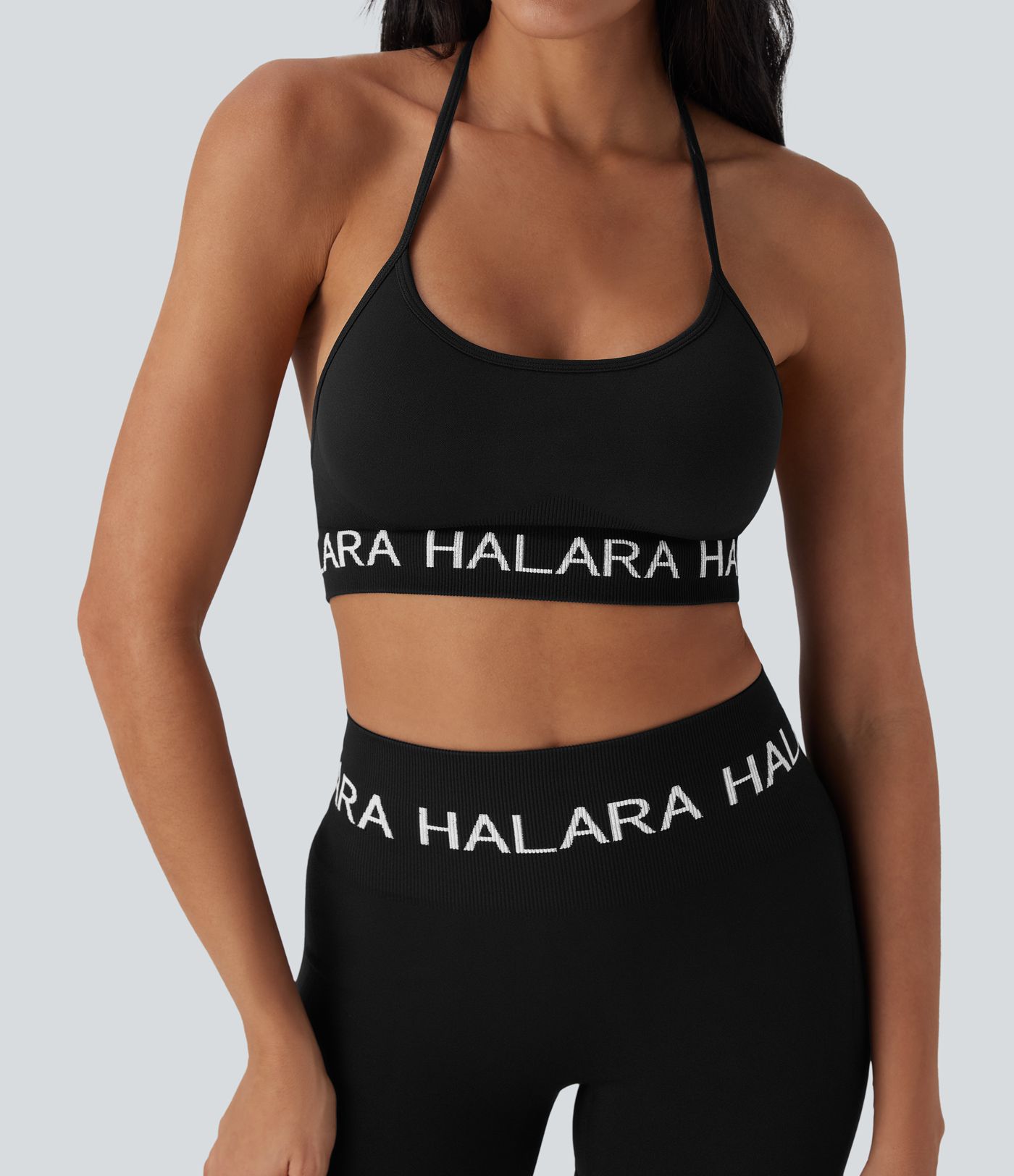 Sujetador deportivo halter para yoga Halara con logo, sin costuras, diseño Flow, soporte ligero