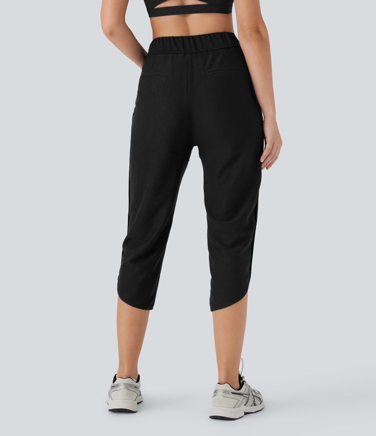 Yoga-Caprihose mit mittelhohem Bund, Seitentaschen, abgerundetem Saum und Schlitz