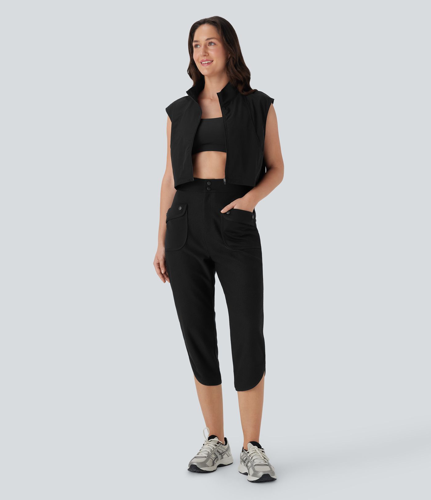 Yoga-Caprihose mit mittelhohem Bund, Seitentaschen, abgerundetem Saum und Schlitz