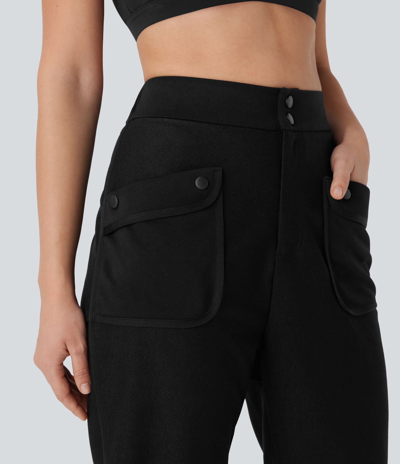 Yoga-Caprihose mit mittelhohem Bund, Seitentaschen, abgerundetem Saum und Schlitz
