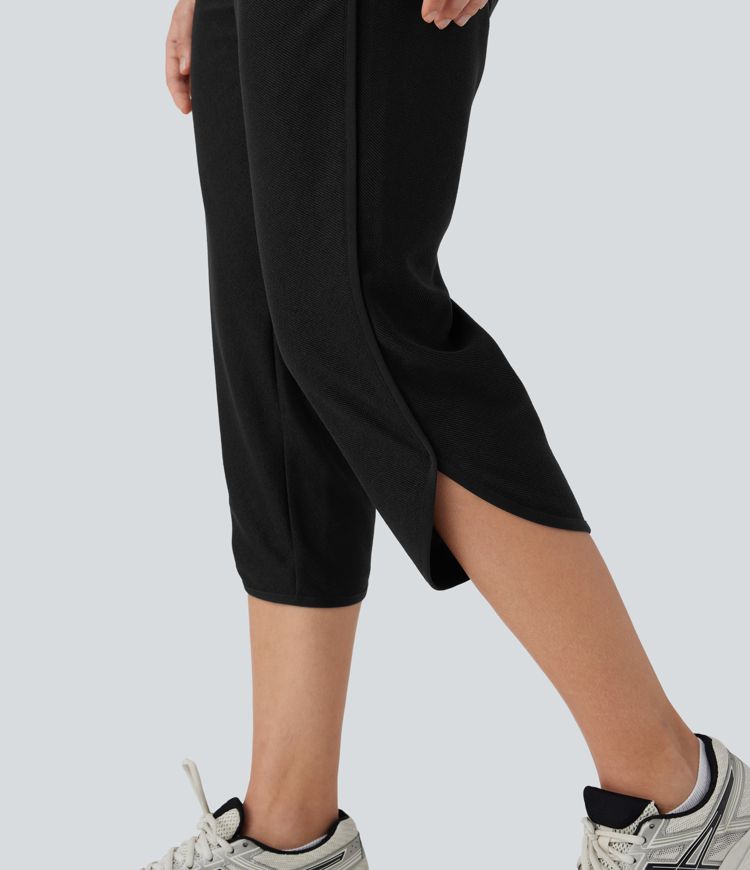 Yoga-Caprihose mit mittelhohem Bund, Seitentaschen, abgerundetem Saum und Schlitz