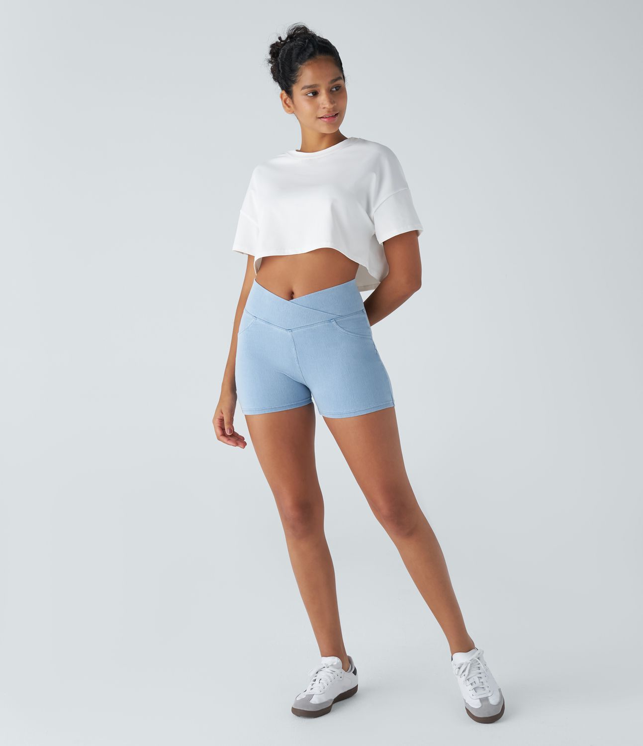 Halara Flex™ Krótkie spodenki jeansowe z wysokim stanem, z przekładką i kieszeniami, casualowe, 3"