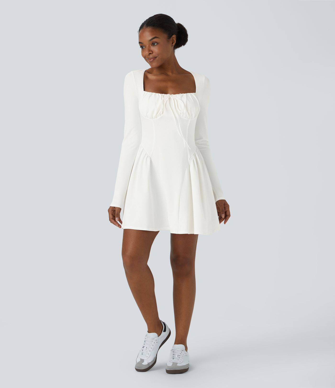 Vestido corto plisado manga larga cuello cuadrado cordón corsé