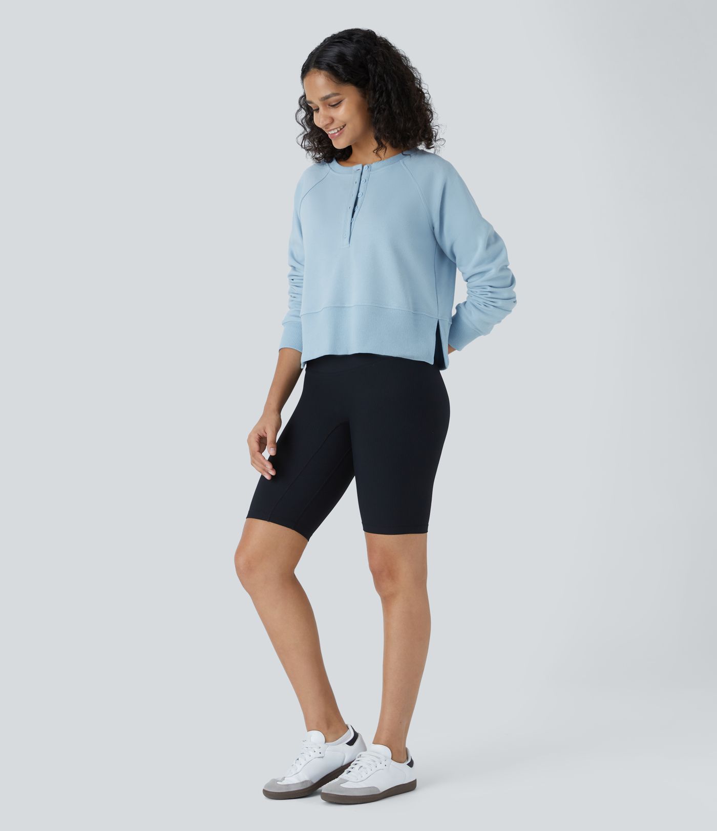 Sudadera cuello Henley botón delantera manga larga dobladillo acanalado dividido