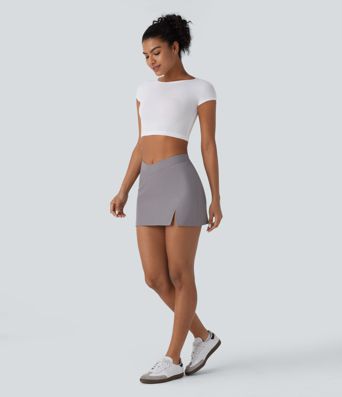 Mini-jupe décontractée en twill déperlante à taille basse avec ceinture en V, fermeture invisible et poche au dos