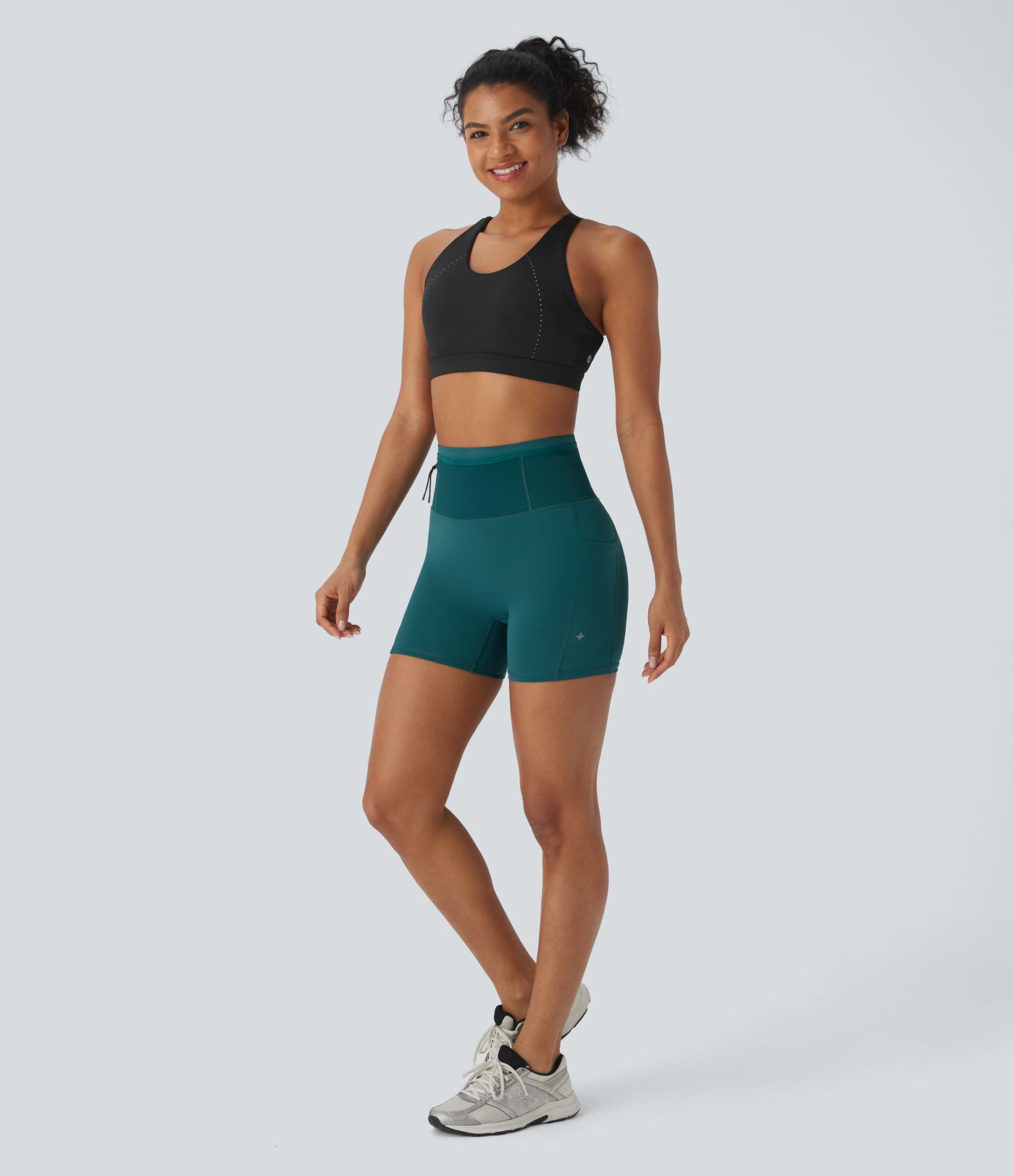 Shorts tipo biker de running SpeedWave™ de tiro alto moldeador abdominal  con malla de contraste y de secado rápido en longitud 12,7cm y bolsillos 360°