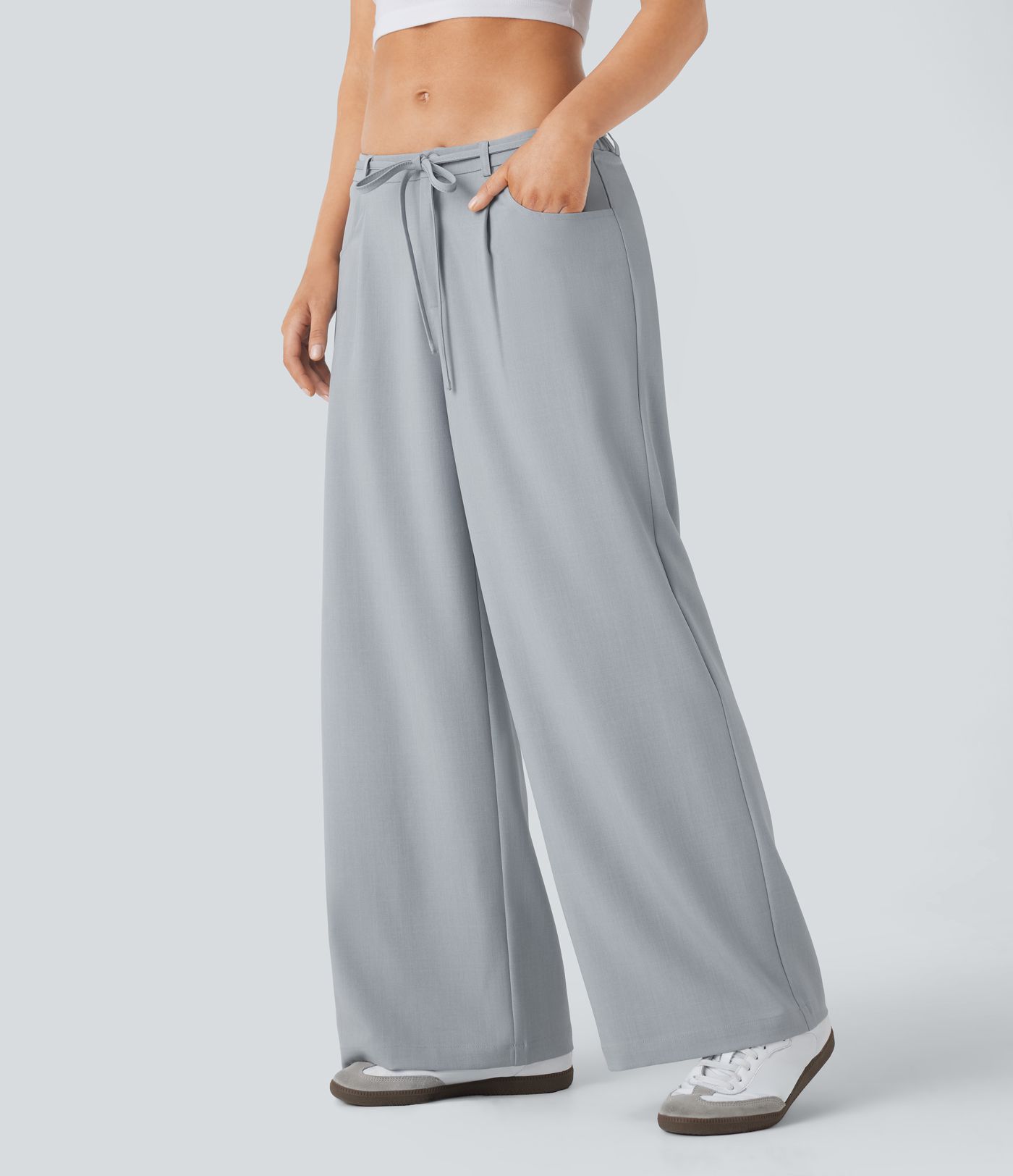 Pantalon tailleur ample à taille basse avec poches latérales et lien à nouer