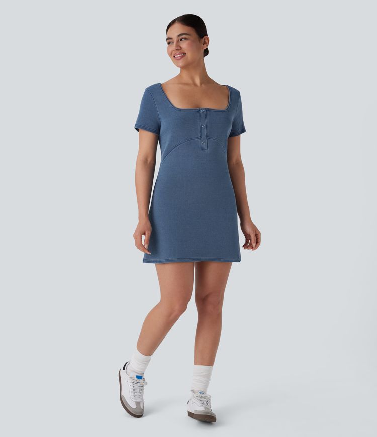 Halara Flex™ - Freizeitkleid aus elastischem Strick-Denim mit quadratischem Ausschnitt und Druckknöpfen