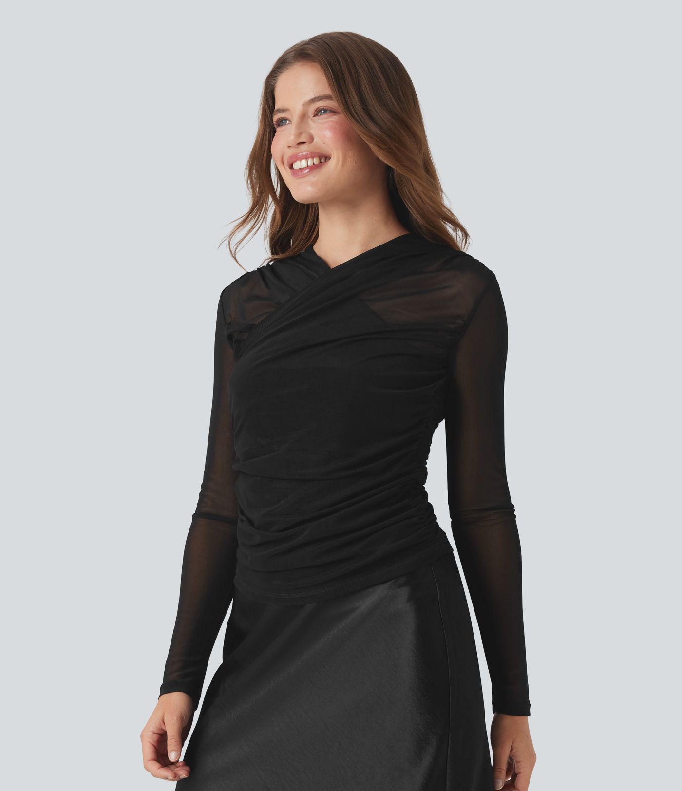 Top casual fruncido con cuello en V cruzado de malla transparente