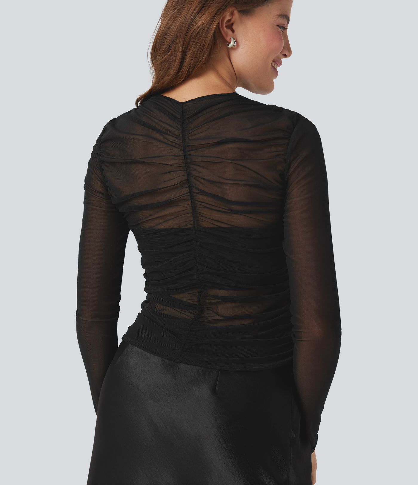 Top casual fruncido con cuello en V cruzado de malla transparente