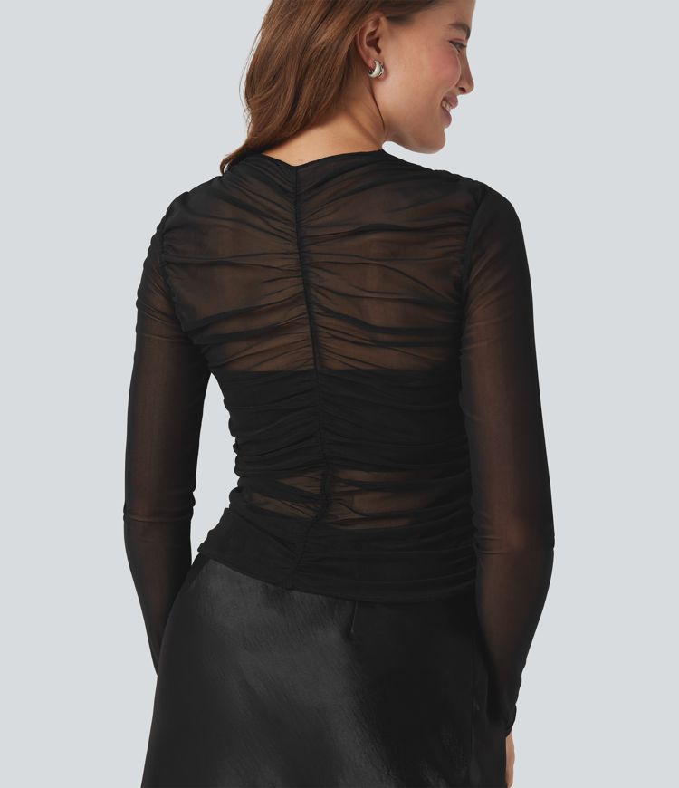 Top casual fruncido con cuello en V cruzado de malla transparente