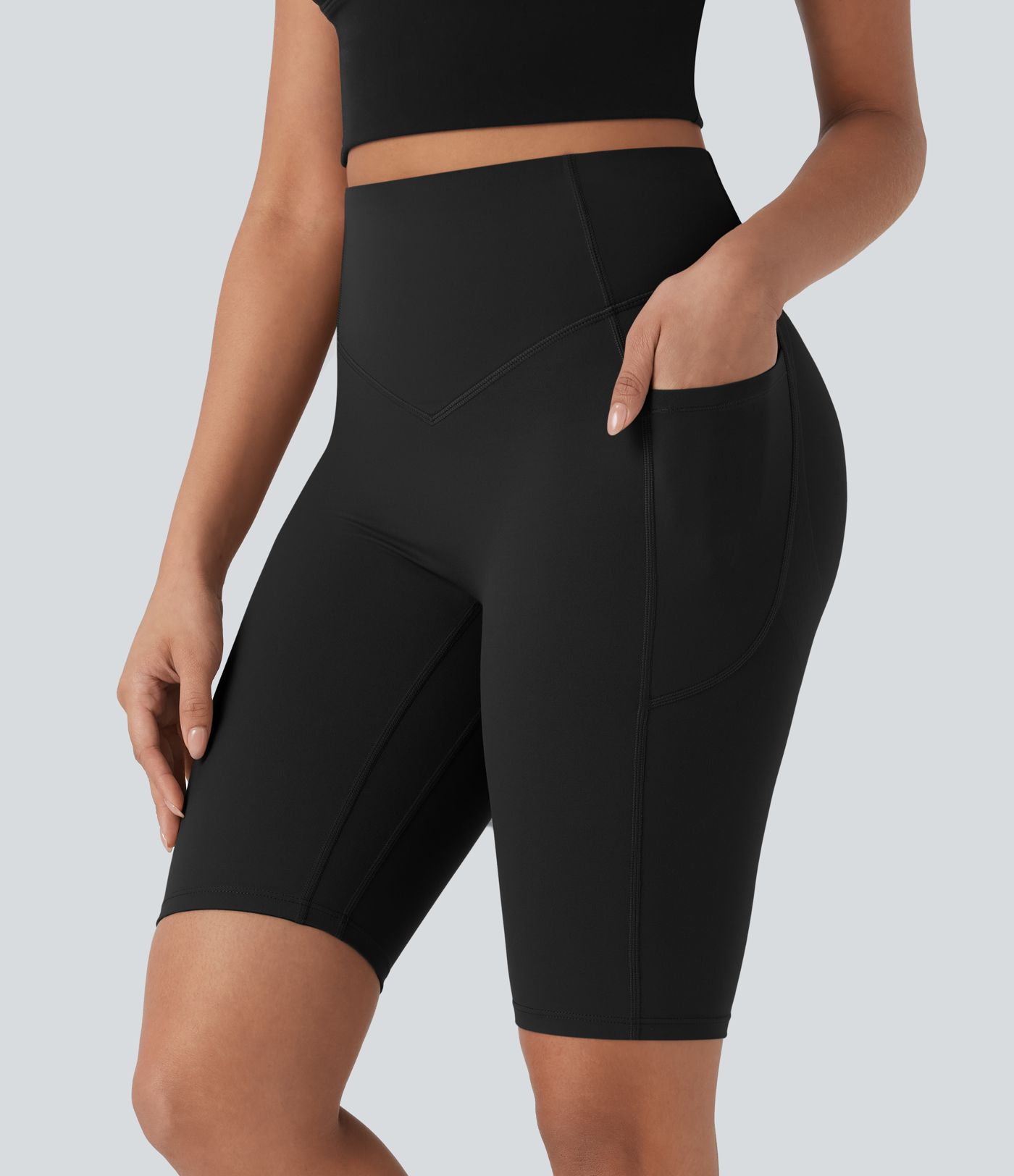 Pantalones cortos de entrenamiento de cintura alta Halara UltraSculpt™ SoCinched con fruncido que moldea los glúteos, control del vientre y bolsillo lateral 9''
