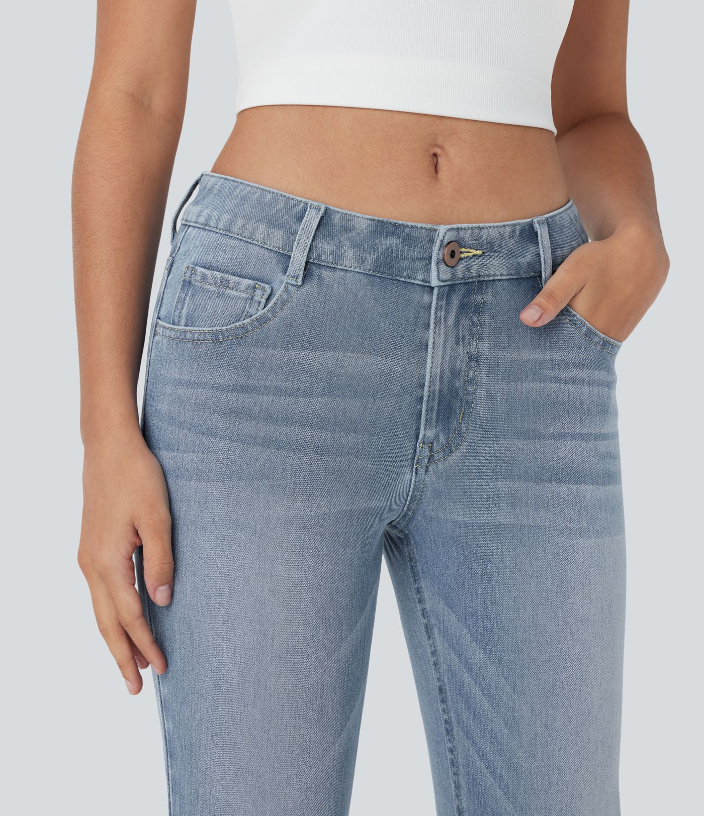 Halara Flex™ Lässige verwaschene Bootcut-Jeans aus elastischem Strick-Denim mit niedrigem Bund, Knopf, Reißverschluss und mehreren Taschen