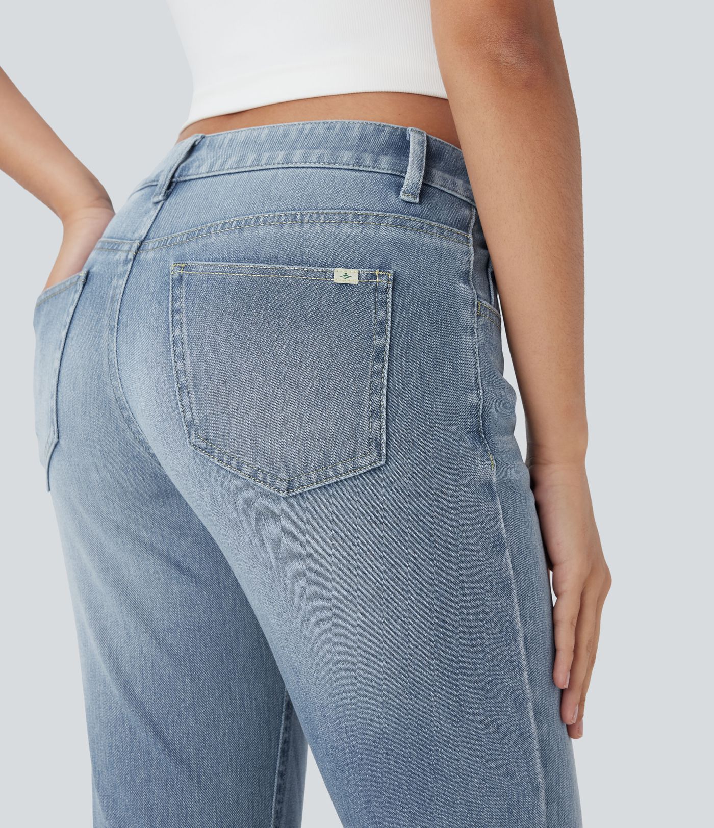 Halara Flex™ Lässige verwaschene Bootcut-Jeans aus elastischem Strick-Denim mit niedrigem Bund, Knopf, Reißverschluss und mehreren Taschen