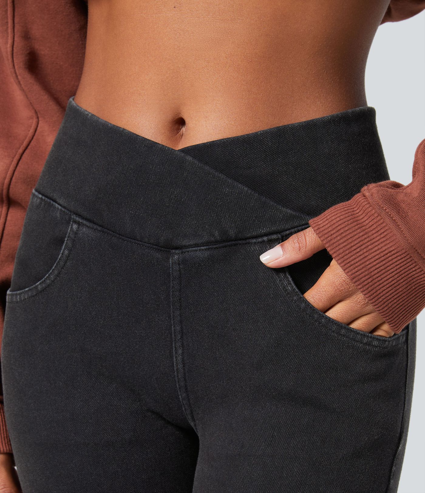 Halara Flex™ Denim Heat - 7/8-Leggings aus Denim mit hohem Crossover-Bund und Seitentaschen