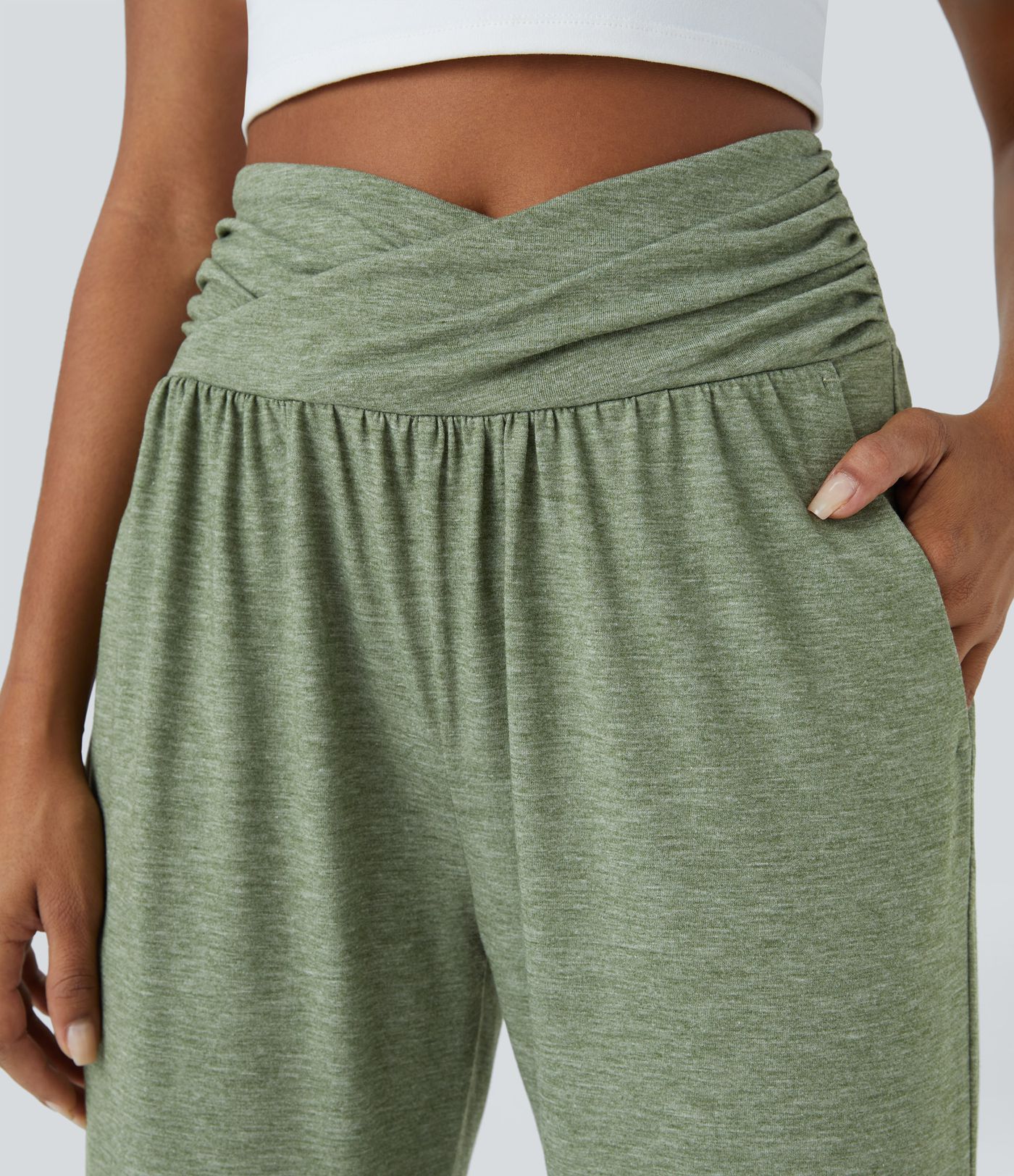 Pantalón deportivo tiro alto bolsillo lateral cruzado pliegue