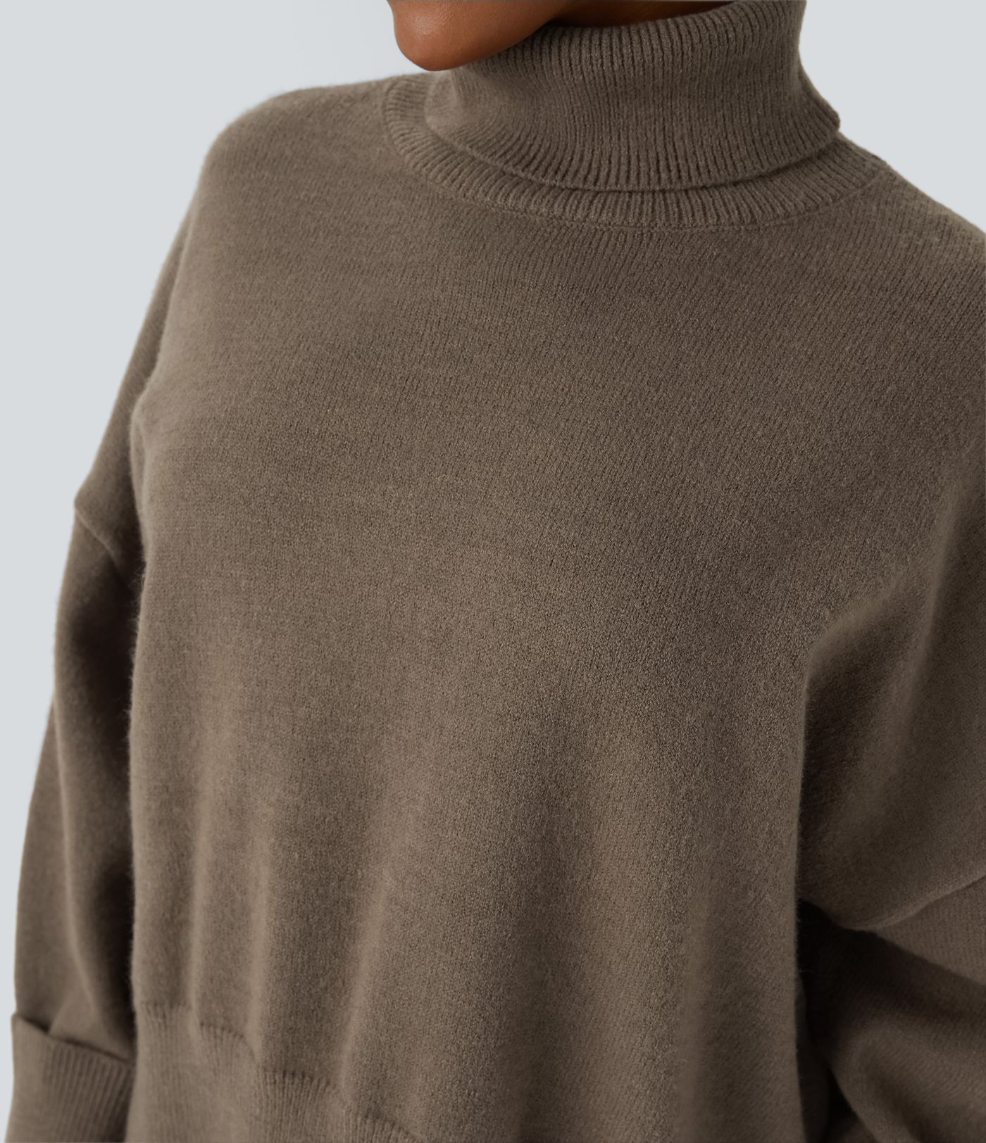 Suéter cuello alto hombro caído manga larga abertura