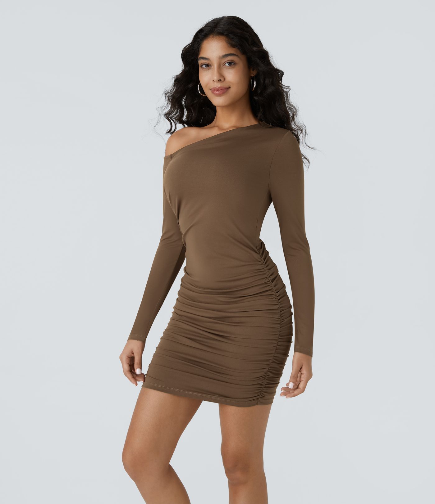 Schulterfreies, langärmliges, figurbetontes Mini-Partykleid mit Rüschen