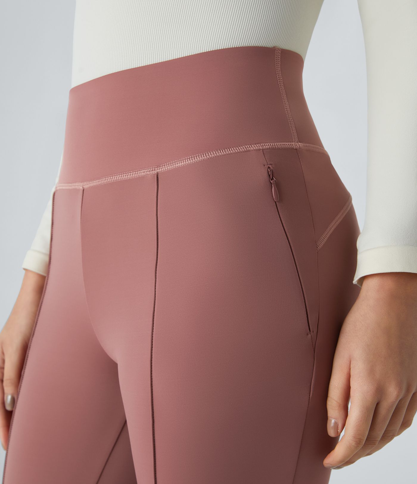 Pantalón ajustado tobillo bolsillo lateral cremallera tiro alto