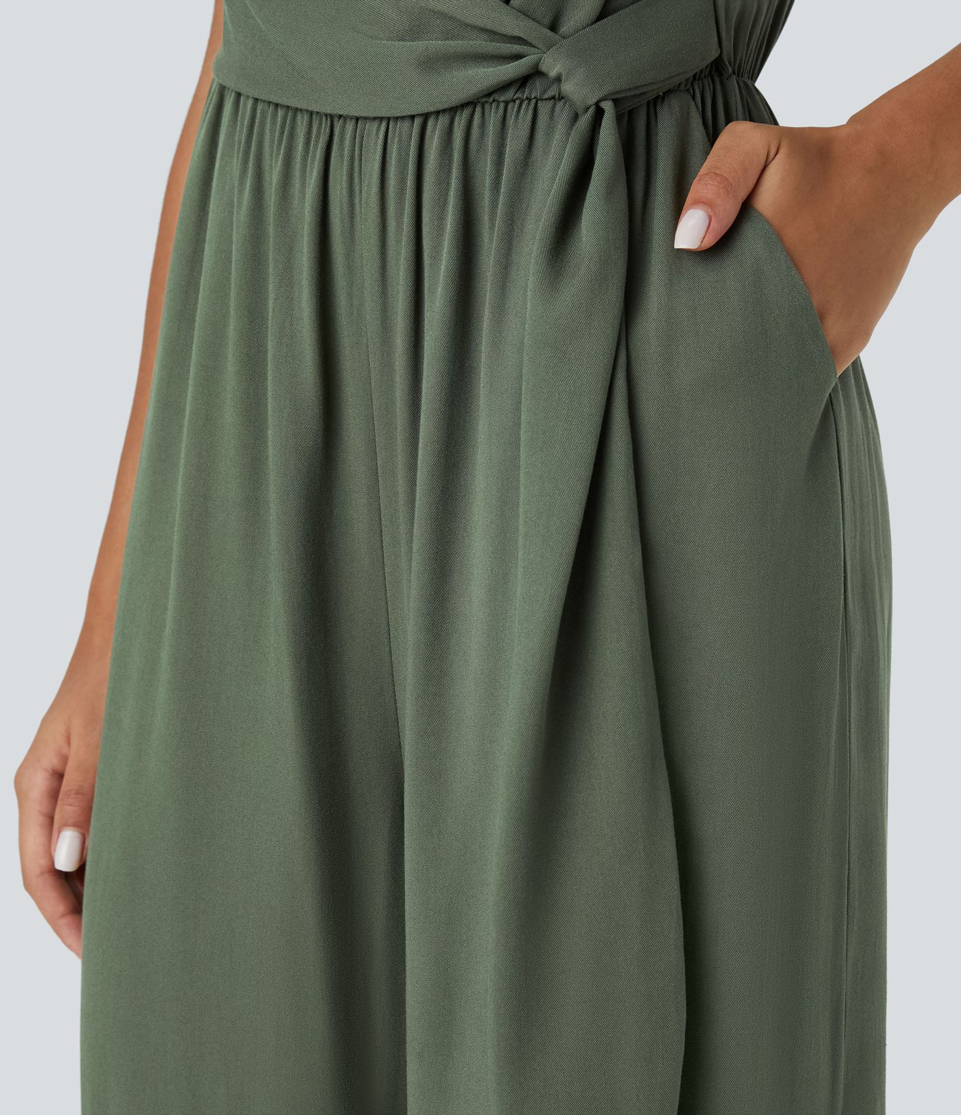 Rückenfreier, plissierter Jumpsuit mit weitem Bein und Gürtel und Seitentaschen