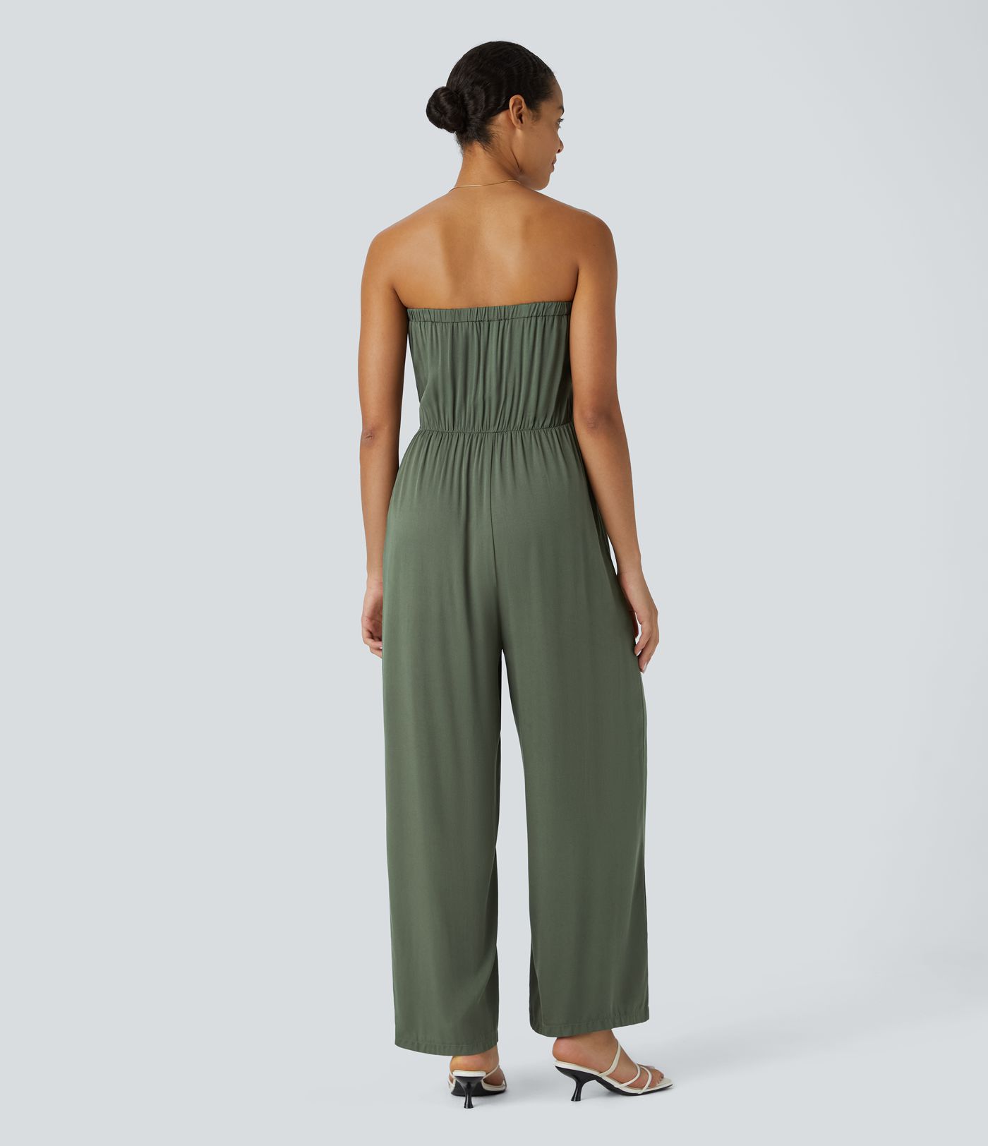 Rückenfreier, plissierter Jumpsuit mit weitem Bein und Gürtel und Seitentaschen