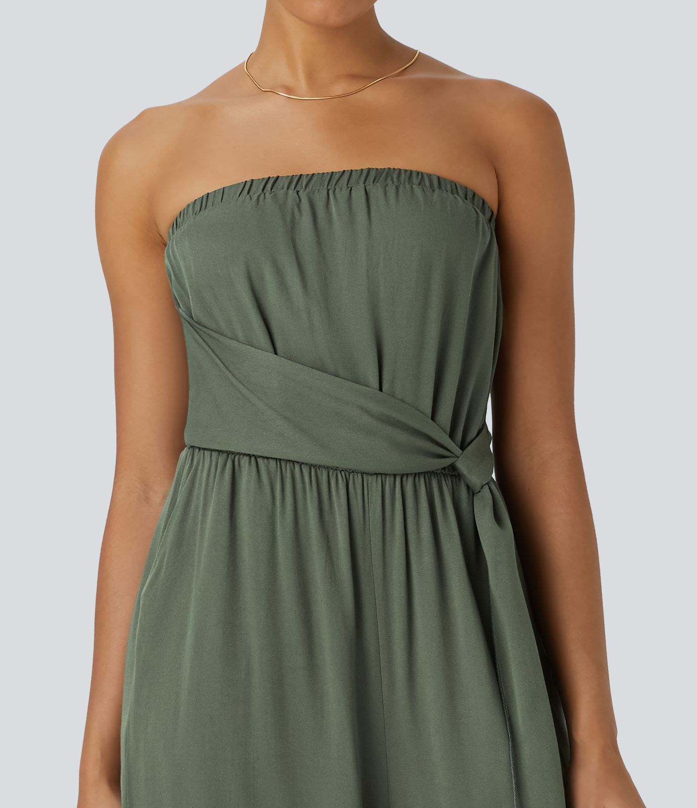 Rückenfreier, plissierter Jumpsuit mit weitem Bein und Gürtel und Seitentaschen