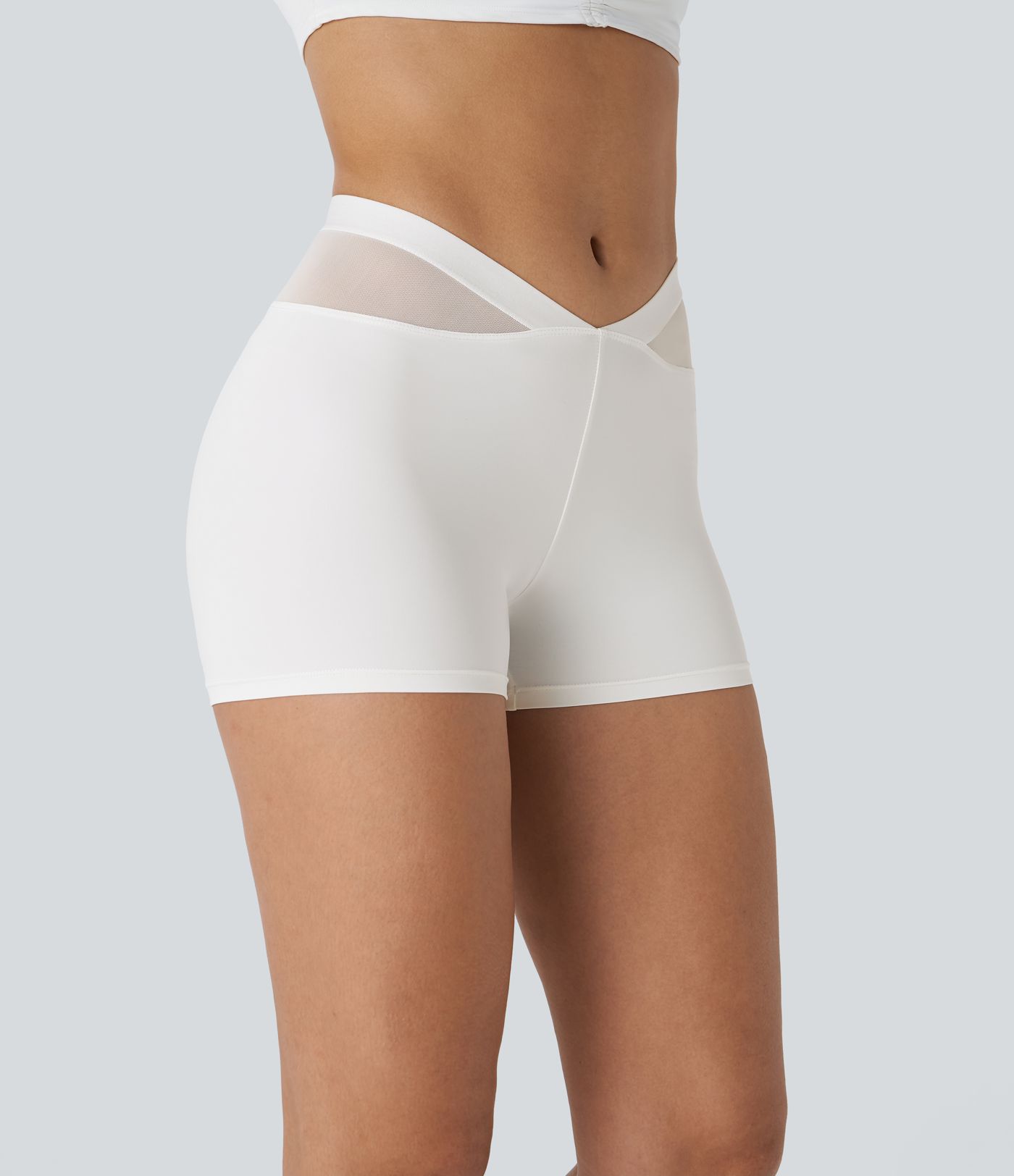 V-förmige, tief sitzende Biker-Shorts aus kontrastierendem Netzstoff mit Rüschen - 7,6cm