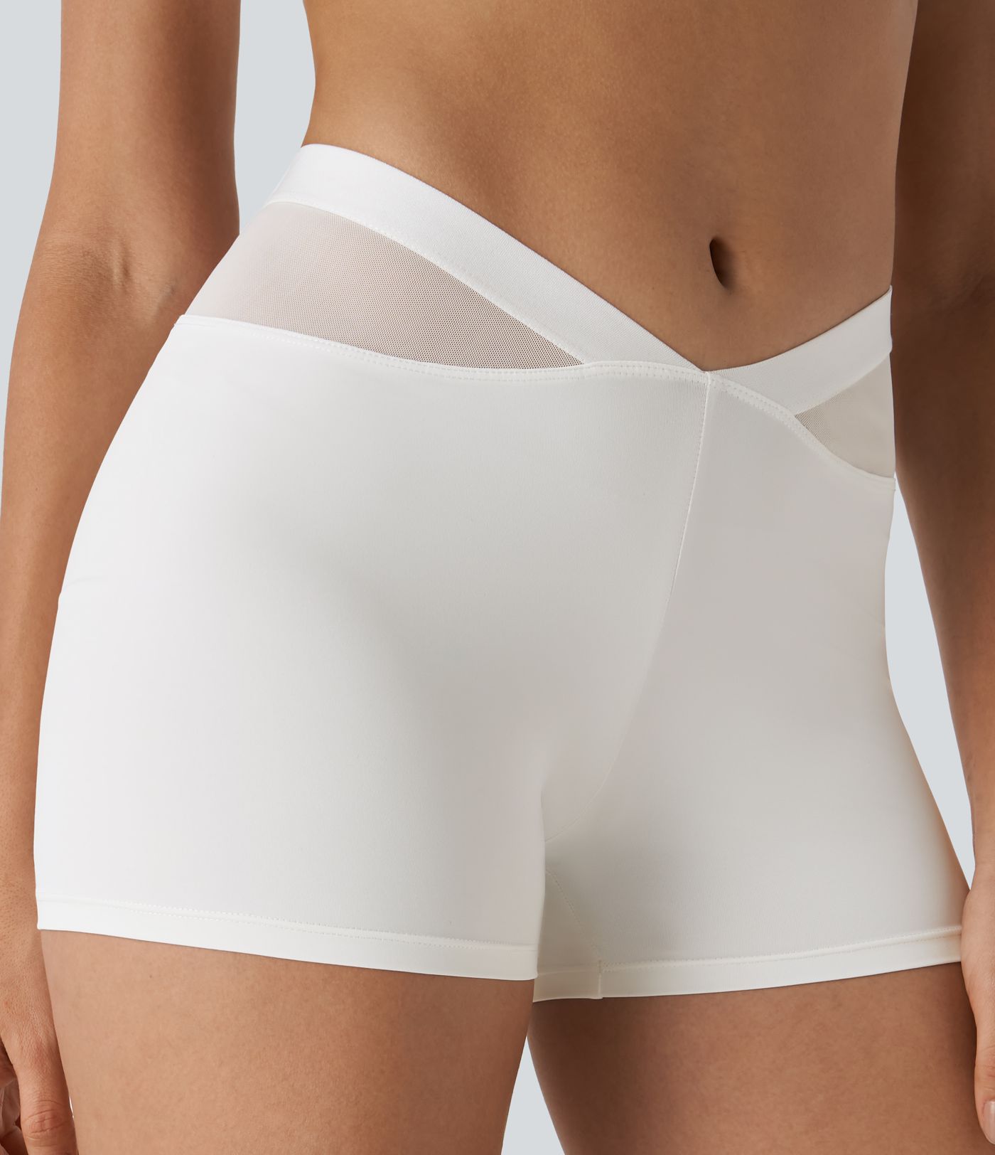 V-förmige, tief sitzende Biker-Shorts aus kontrastierendem Netzstoff mit Rüschen - 7,6cm