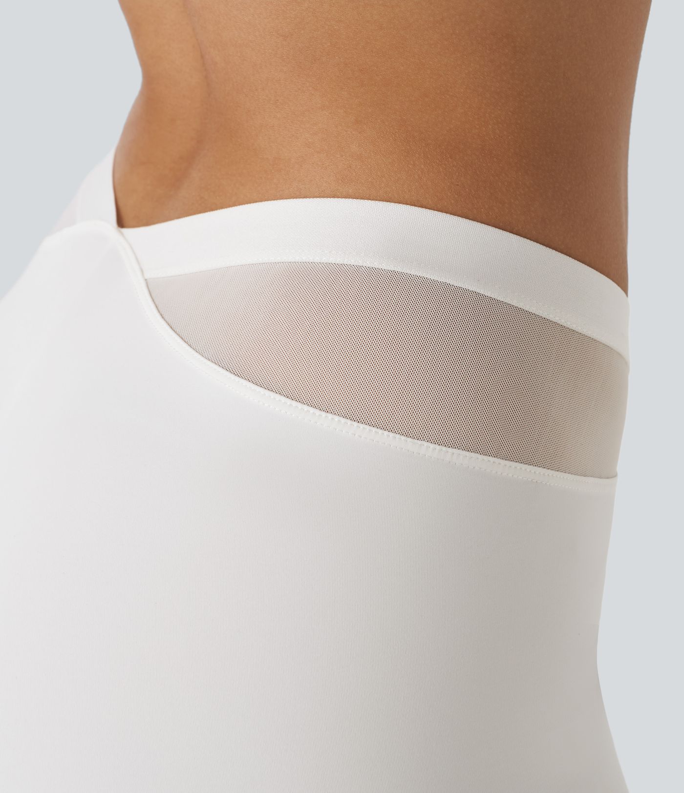 V-förmige, tief sitzende Biker-Shorts aus kontrastierendem Netzstoff mit Rüschen - 7,6cm