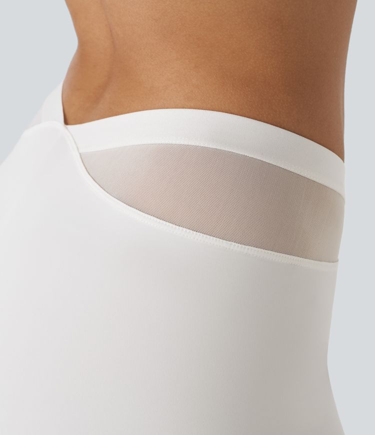 V-förmige, tief sitzende Biker-Shorts aus kontrastierendem Netzstoff mit Rüschen - 7,6cm