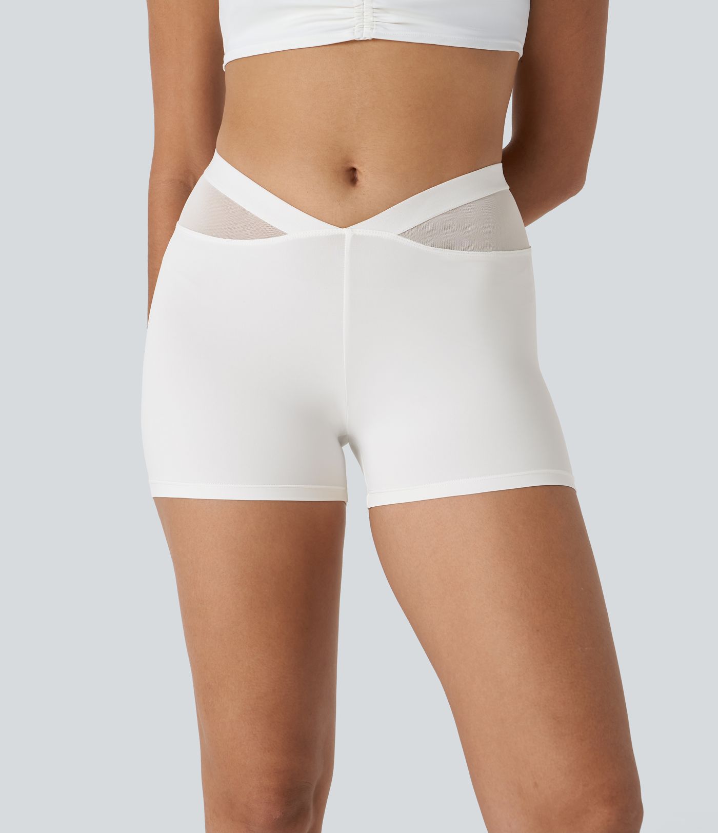 V-förmige, tief sitzende Biker-Shorts aus kontrastierendem Netzstoff mit Rüschen - 7,6cm