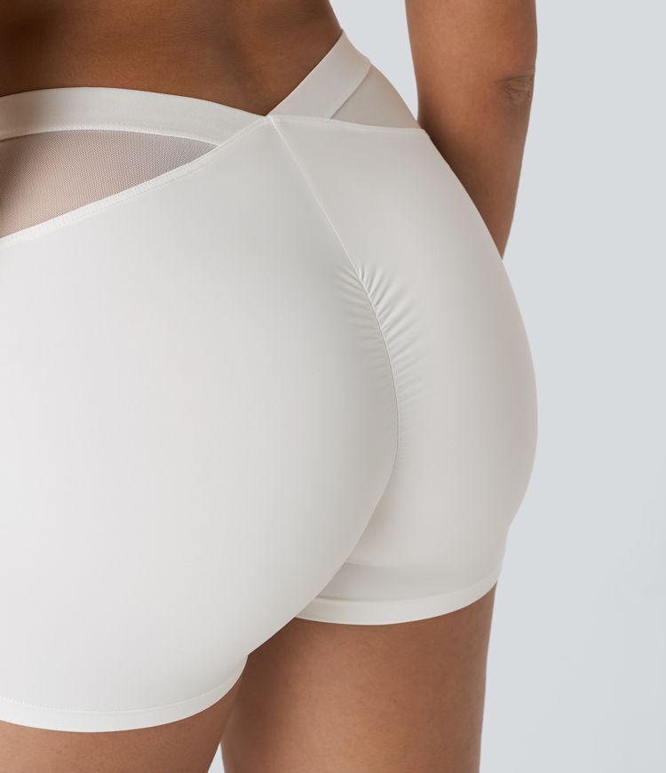 V-förmige, tief sitzende Biker-Shorts aus kontrastierendem Netzstoff mit Rüschen - 7,6cm