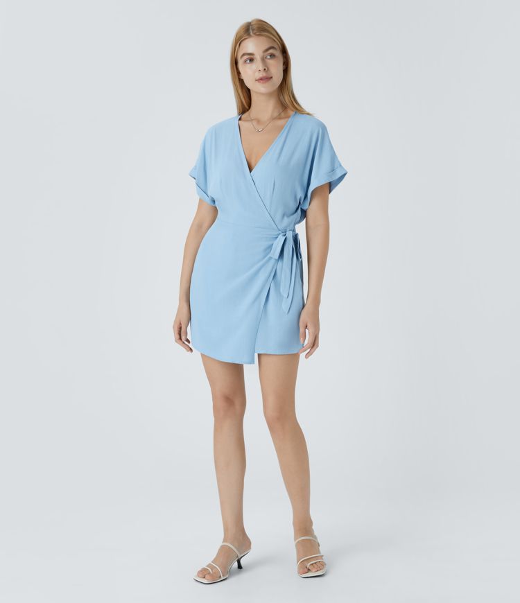 Lässiger Jumpsuit mit Wickelbindung, V-Ausschnitt, Schlüssellochrücken und Seitentaschen