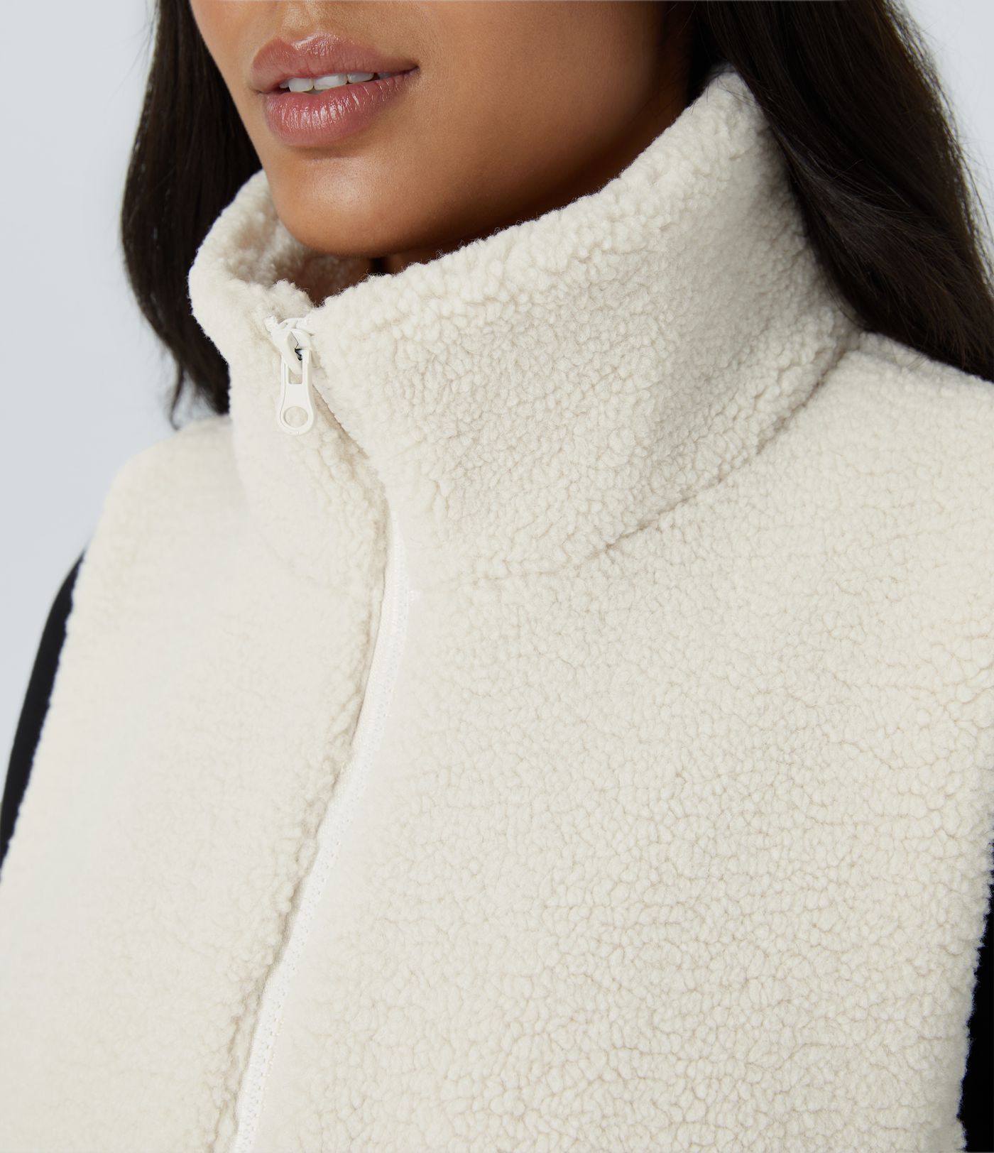 Chaleco sherpa bolsillo lateral cremallera cuello alto