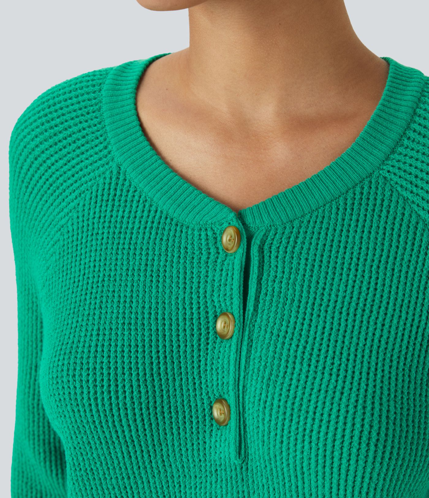 Suéter manga larga botón delantera cuello redondo