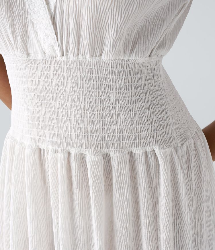 Ärmelloses Maxikleid mit V-Ausschnitt, gerafften Falten und ausgestelltem Bein