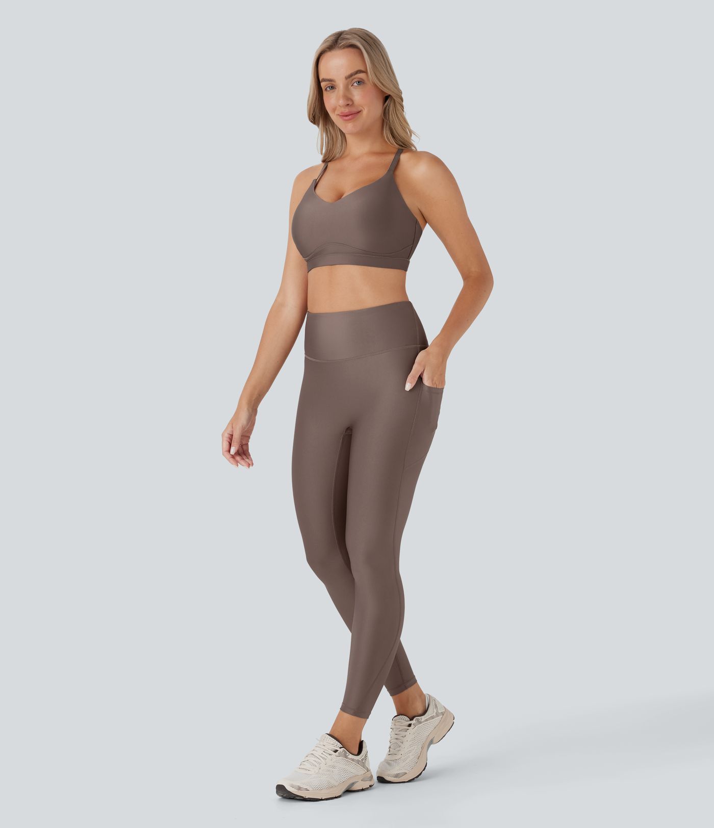 Yoga-Sport-BH mit geringer Stützfunktion und Ausschnitt für D-F Körbchen