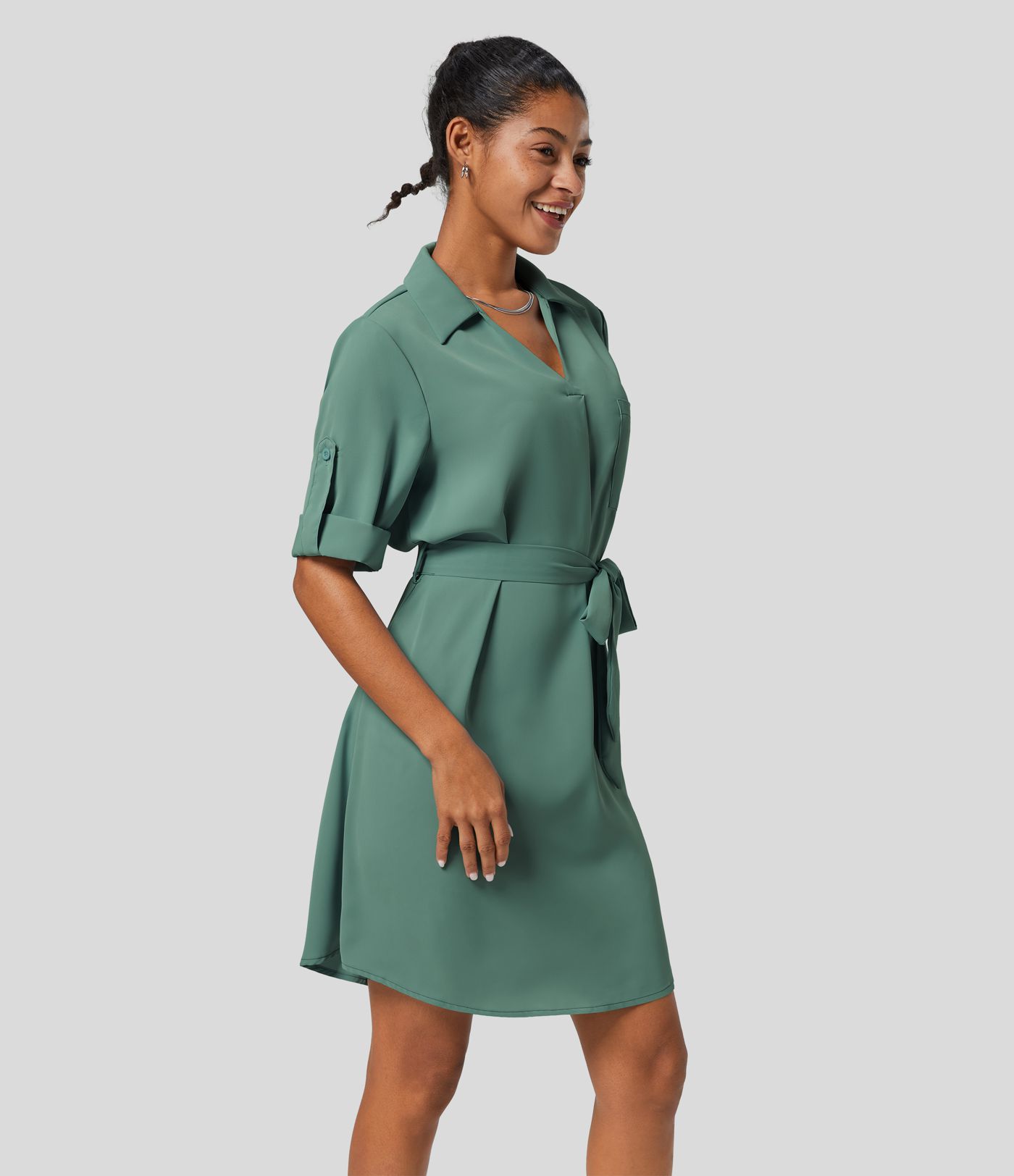 Lockeres Arbeitshemdkleid mit Kragen, hochgekrempelten Ärmeln und Gürtel Lockeres Arbeitshemdkleid mit Kragen, hochgekrempelten Ärmeln und Gürtel