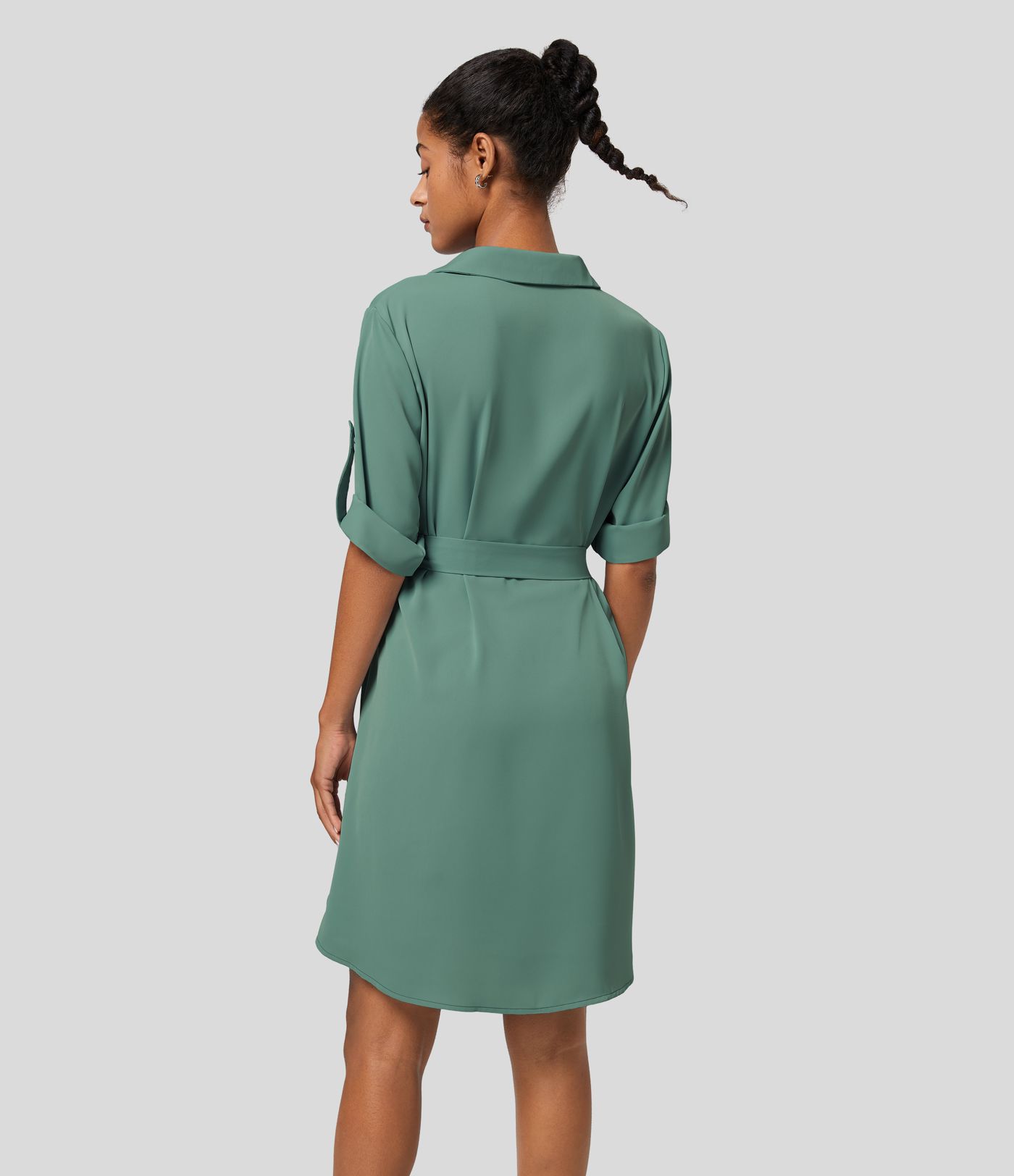 Lockeres Arbeitshemdkleid mit Kragen, hochgekrempelten Ärmeln und Gürtel Lockeres Arbeitshemdkleid mit Kragen, hochgekrempelten Ärmeln und Gürtel