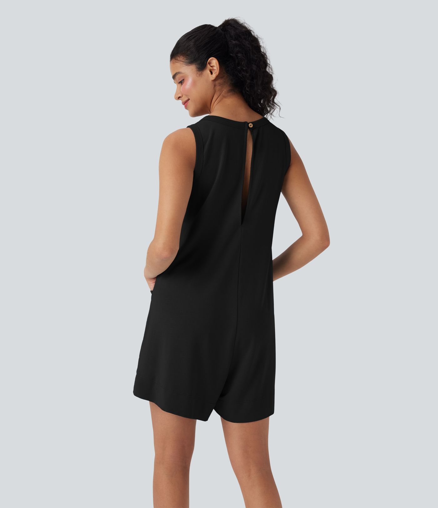 Grundlegender Jumpsuit mit Rundhalsausschnitt und Taschen für den lassigen Alltag